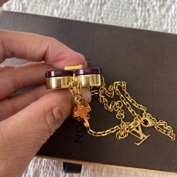 🦄 RARE 🦄 Authentic Louis Vuitton Resin Lock Me Heart Pendant Necklace - Picture 7 of 11